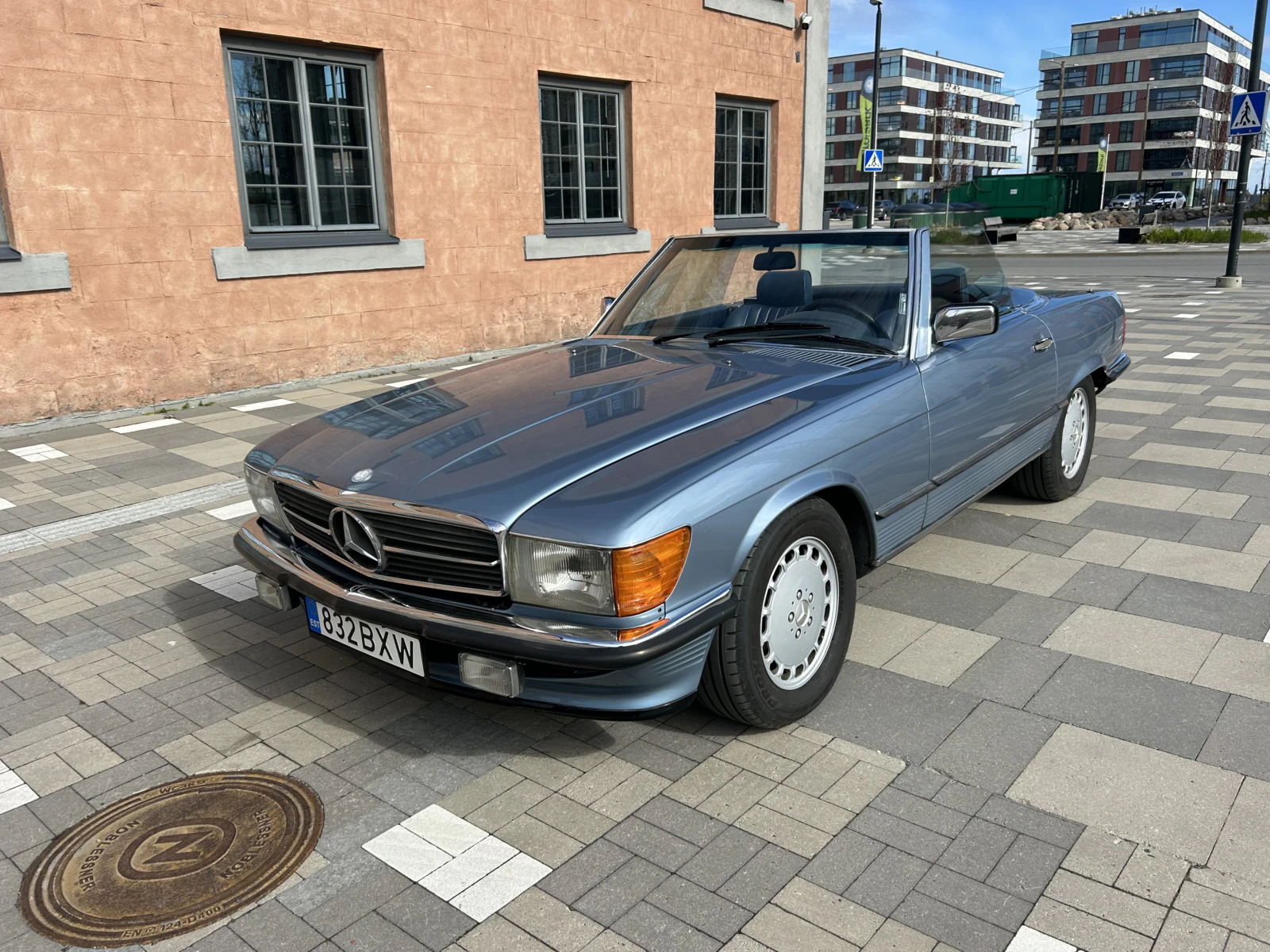 Mercedes-Benz 560 SL